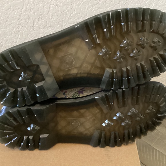 Dr. Martens Kids' 1460 Floral Combat Boot, big girl size US6/EU37, $180 - Picture 9 of 11